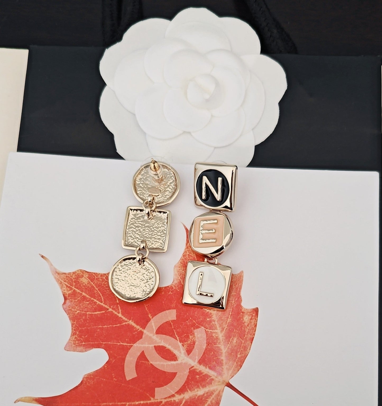 CHANEL 彩色字母方形耳環