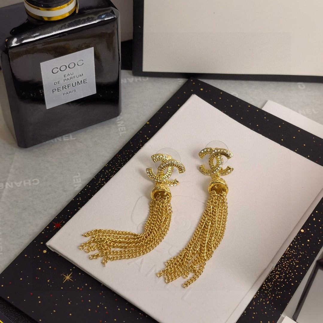 CHANEL 獨特流蘇鏈條晶鑽字母耳環
