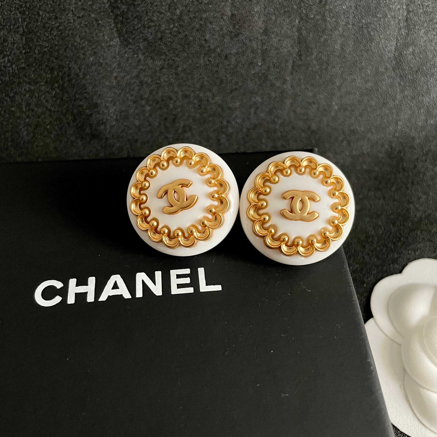 CHANEL 雙C花朵耳釘 (白)