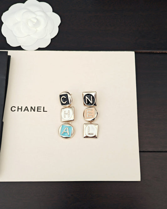 CHANEL 彩色字母方形耳環