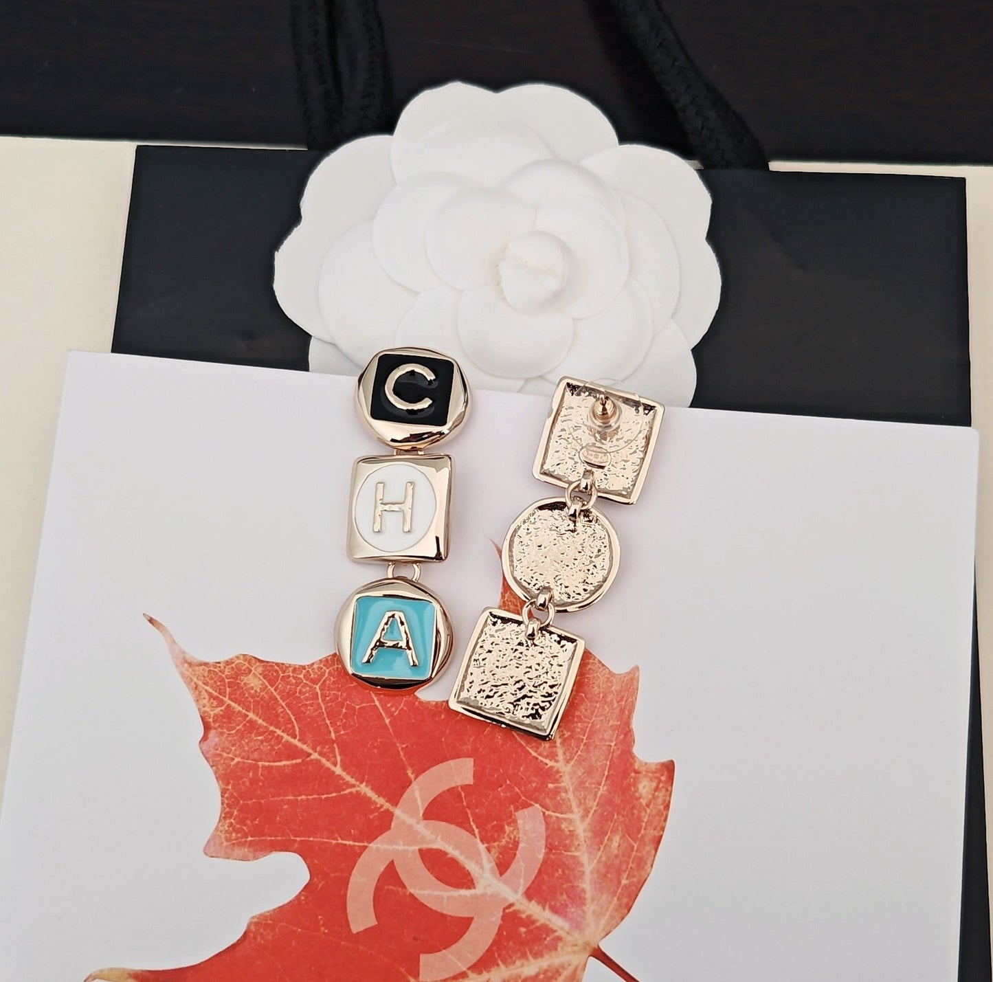 CHANEL 彩色字母方形耳環