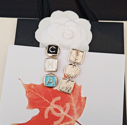 CHANEL 彩色字母方形耳環