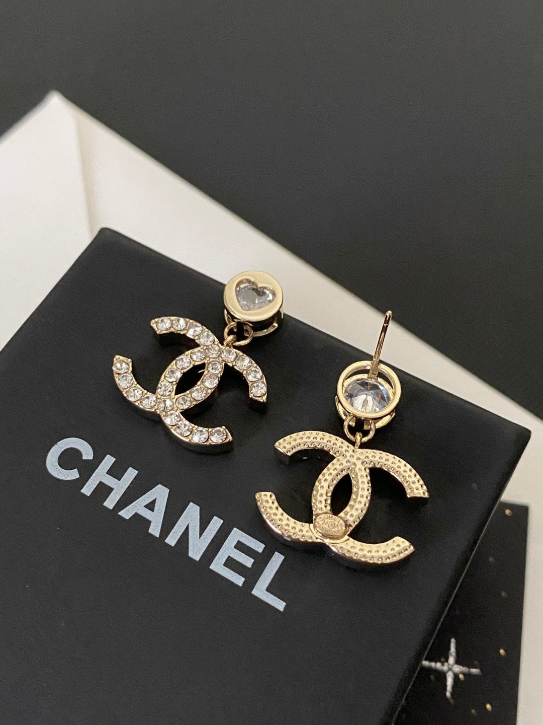 Chanel 愛心晶鑽字母耳環