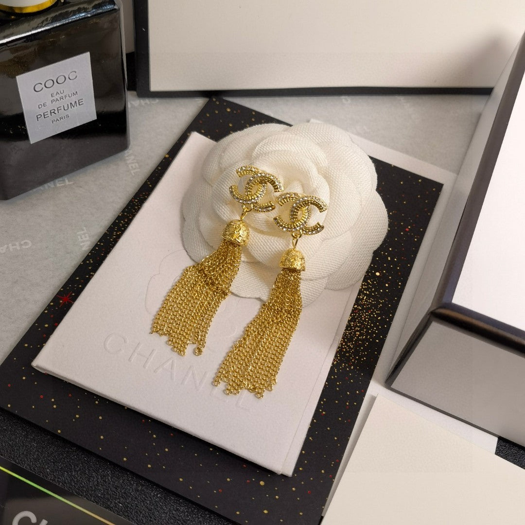 CHANEL 獨特流蘇鏈條晶鑽字母耳環