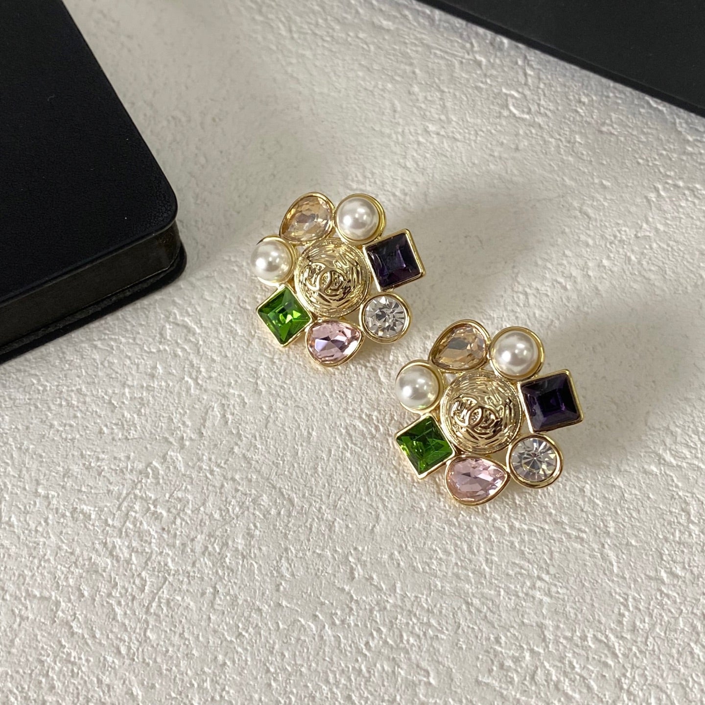 CHANEL 不規則彩鑽字母耳環熱銷