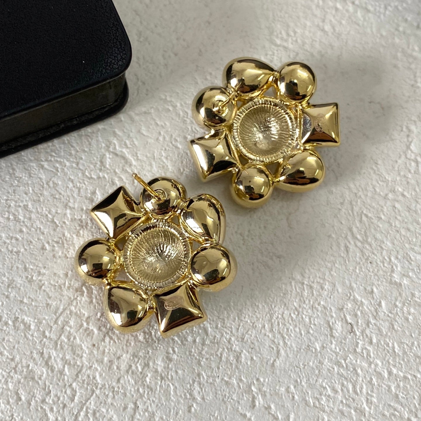 CHANEL 不規則彩鑽字母耳環熱銷