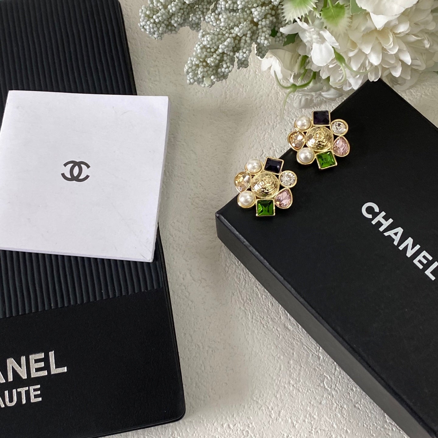 CHANEL 不規則彩鑽字母耳環熱銷