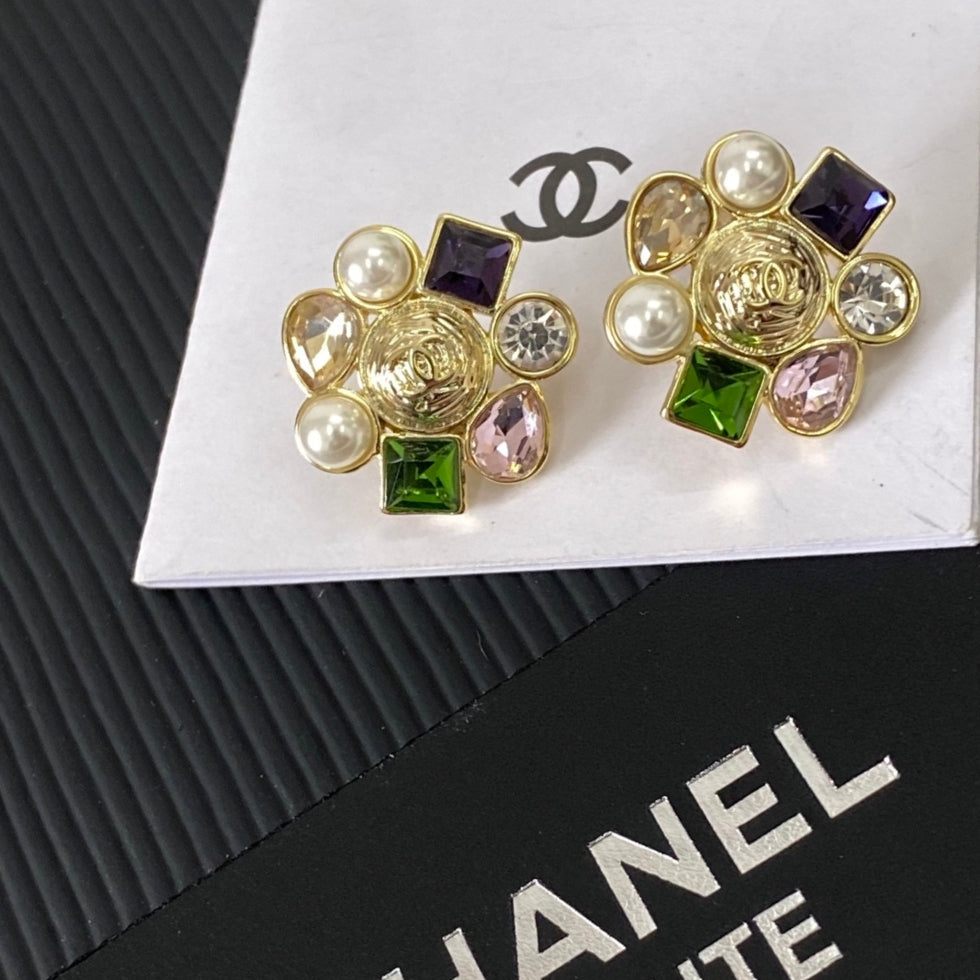 CHANEL 不規則彩鑽字母耳環熱銷